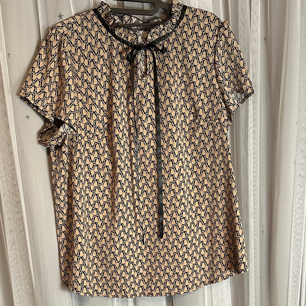 Elegant Black and Cream Patterned Women's Top